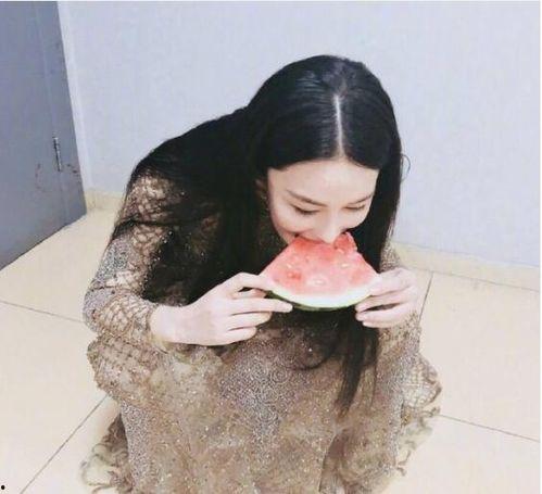 吃瓜裙分享,揭秘吃瓜裙背后的时尚潮流与社交现象